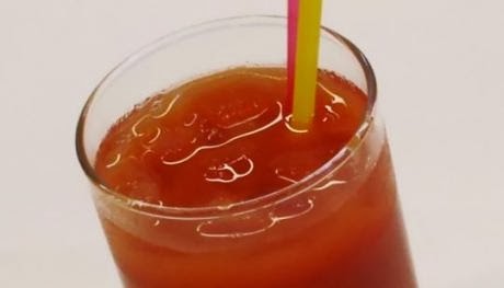 Coquetel de tomate e suco de abacaxi