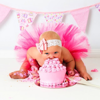 Gambar Bayi Lucu Perempuan Makan Kue Ulang Tahun