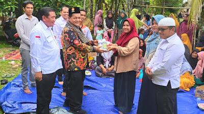 Hadiri Acara Kelompok Tani Siabu, Ustadz Fahmil Serahkan  Pupuk dan 1000 Ekor Ayam Kampung 