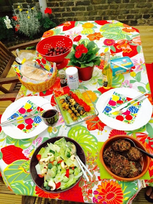 Ground moose BBQ burgers with mushroom salad