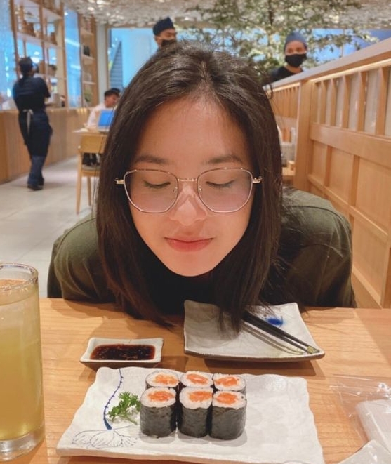 foto zee jkt48 pakai kacamata makan sushi