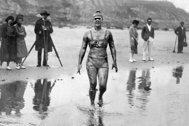 52 photos of women who changed history forever - Gertrude Ederle becomes the first woman to swim across the English Channel. [1926]