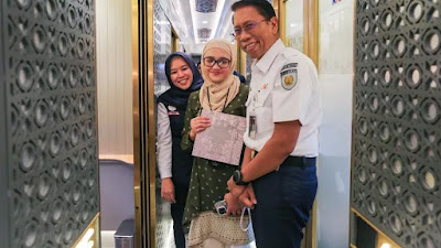 Dirut KAI Berikan Apresiasi kepada Pelanggan Kereta Suite Class Compartment dengan Hijab Buttonscarves