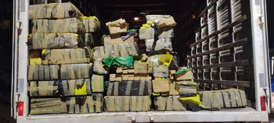 PRF e PM apreendem quase 1 tonelada de drogas escondida em caminhão na BR-101, em Campos
