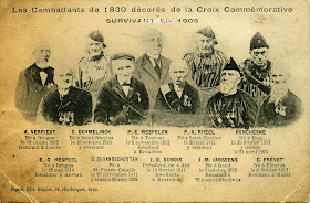 Postkaartfoto uit 1905, waarop negen oud-strijders staan van 1830.