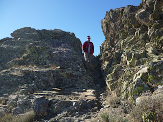 Sendero entre rocas