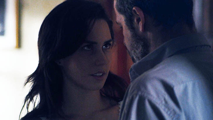 Ximena Romo e Juli Fàbregas como Raquel e Menéndez no filme 'Menéndez. Parte 1: El día del Señor', de Santiago Alvarado Ilarri