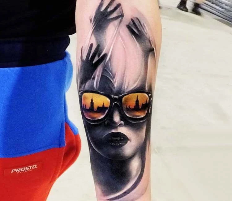 Tatuaje de un rostro de mujer con gafas de sol