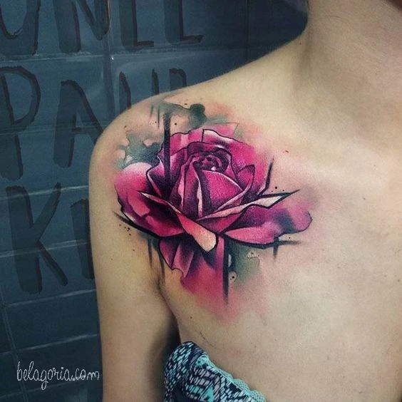 Tatuaje de rosa en el hombro de una mujer