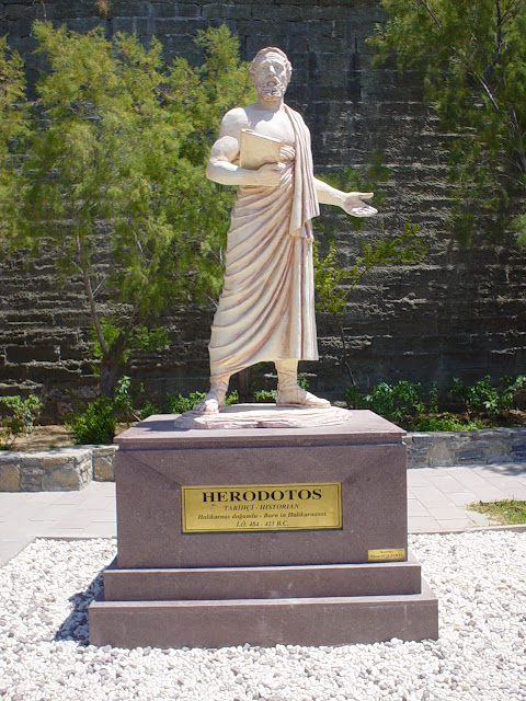 Статуя Геродота в его родном городе Галикарнас