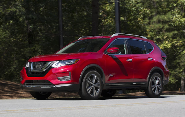 Front 3/4 view of 2017 Nissan Rogue Hybrid