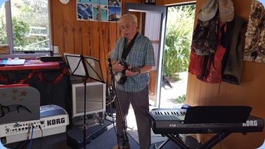 Gordon France singing and playing his banjolele