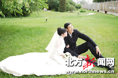 tallest man Bao Xishun's wedding photo