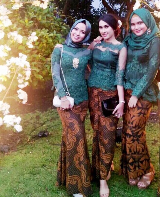 25 Koleksi Baju  Kebaya Batik Modern Wanita Untuk Pesta 