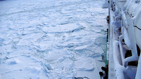 北海道の網走で見た流氷を砕きながら進むおーろら号