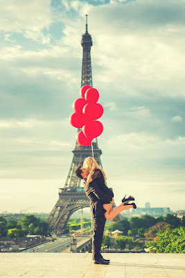 made-eachother-hug-at-effil-tower-paris-love