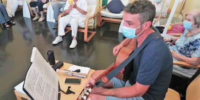 Sessió de musicoteràpia a l'Aviparc centre de dia