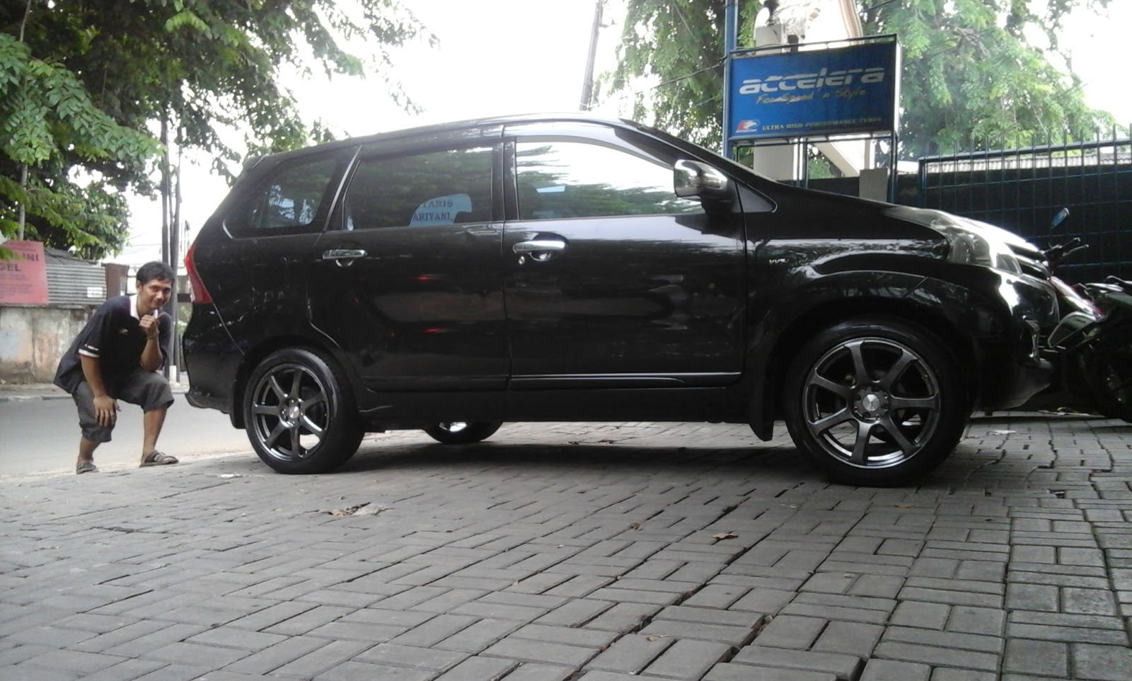 Modifikasi Mobil Toyota Avanza Pakai Velg Work Emotion 17x75