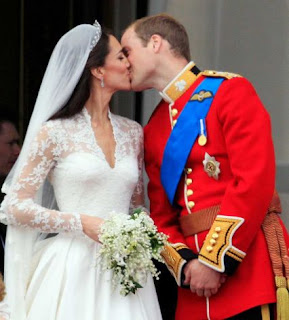 Prince William and his new wife Kate Middleton kiss on the balcony after the wedding.