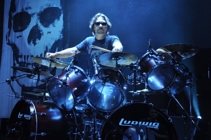 Dave Lombardo за ударной установкой