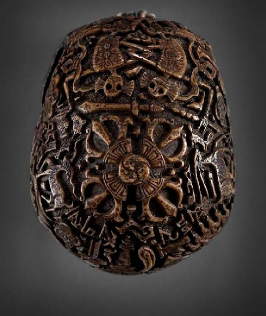 Вид сверху на резной череп с изображением Читипати