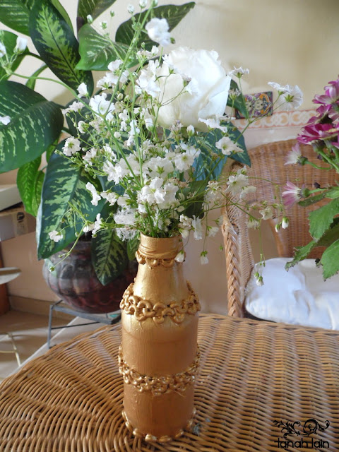 Florero reciclando una botella de jugo