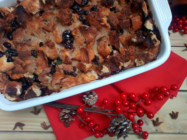 pudin pudding pan duro chocolate pasas arandanos frutos secos fruta escarchada confitada aprovechamiento reciclaje navidad horno leche huevos miel azahar navideño casero fácil sencillo rápido