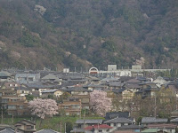 北側の桂坂小学校が見える。