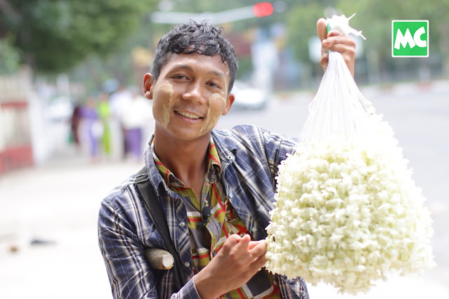 အပြုံး နဲ့ စျေးရောင်းတဲ့ လမ်းမပေါ်က မသန်စွမ်း ပန်းသည်