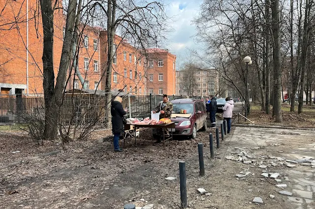 Долгопрудный, улица Циолковского, дворы, сквер, Физтех-колледж – бывший Долгопрудненский авиационный техникум, уличная торговля