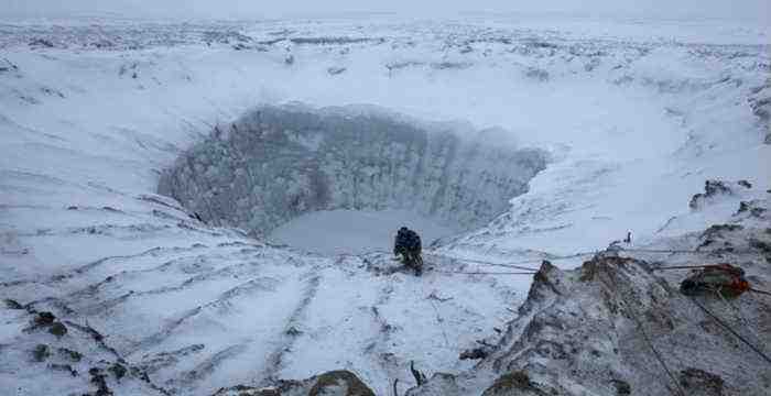 Οι μυστηριώδεις κρατήρες στη Σιβηρία ίσως κρύβουν μια ωρολογιακή βόμβα για όλο τον πλανήτη