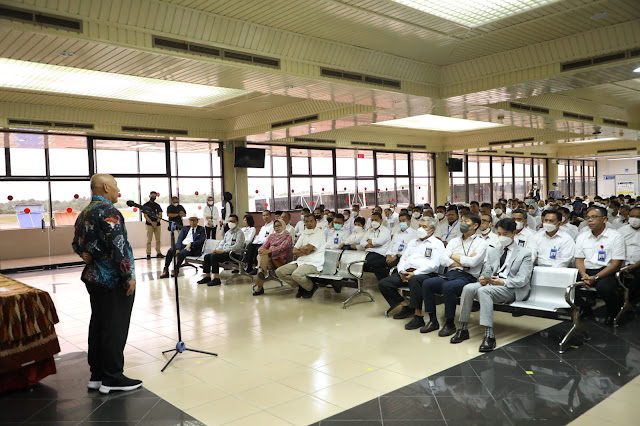 Serahkan SK Pegawai ke PT BIB, BP Batam Tepati Janji Berikan Gaji ke 13