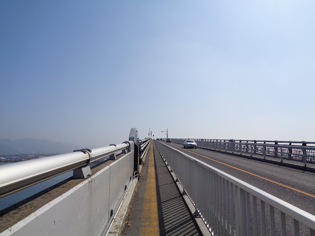 江島大橋（ベタ踏み坂）に上ります