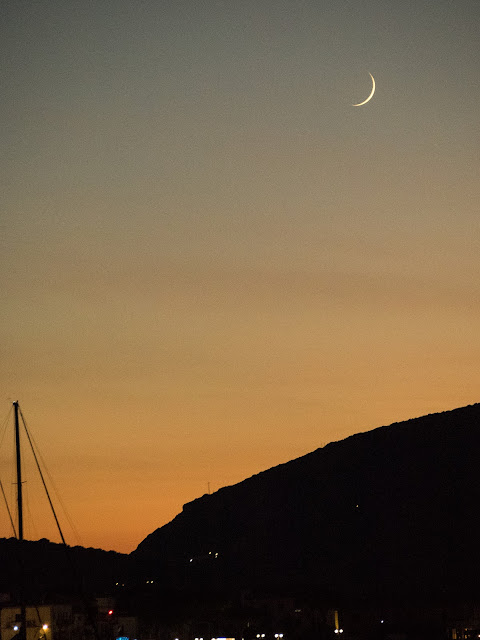 tramonto con luna orientale