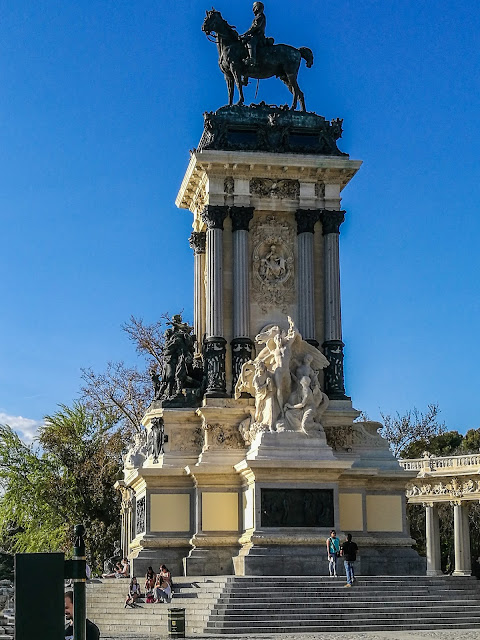 Ven a tomar el sol en el Retiro arropado por las columnas del Monumento a Alfonso XII 