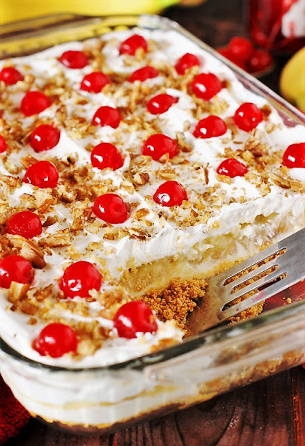 d aspect from a scrumptiously melty banana carve upwards sundae No-Bake Banana Split Cake