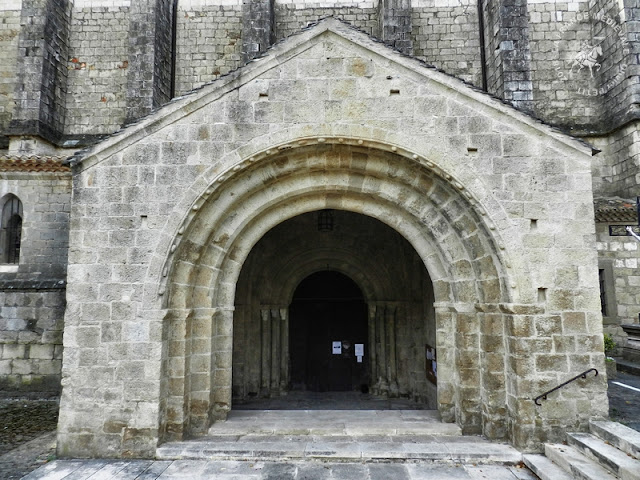 CAUNES-MINERVOIS (11) - Abbatiale Saint-Pierre et Saint-Paul (Extérieur)