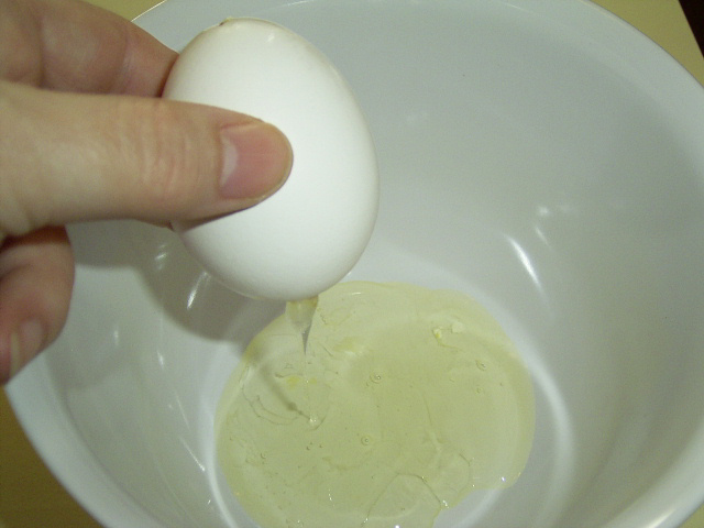 perawatan wajah berjerawat dengan putih telur