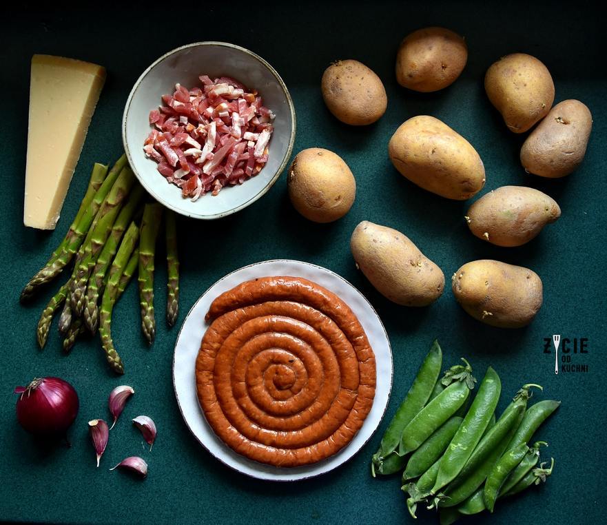 salatka ze szparagami i pieczonymi ziemniakami