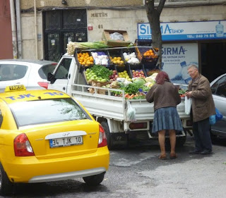 Taxi et légumes dans une rue d'Istanbul