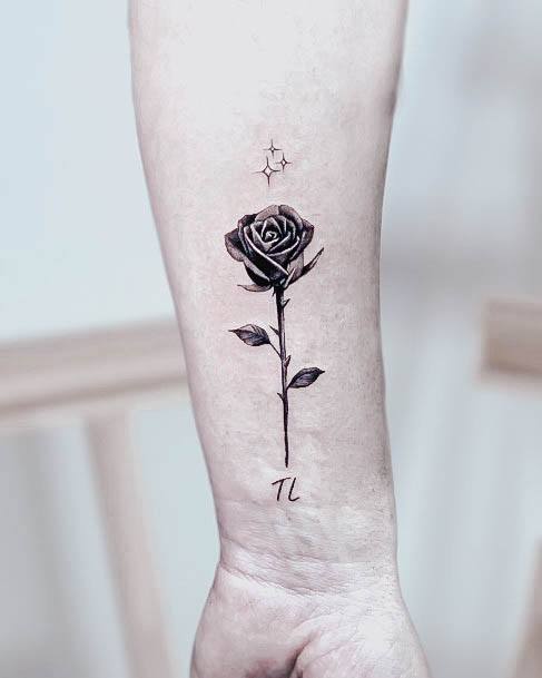 40 tatuagens de rosas pretas para mulheres que desejam um visual ousado!