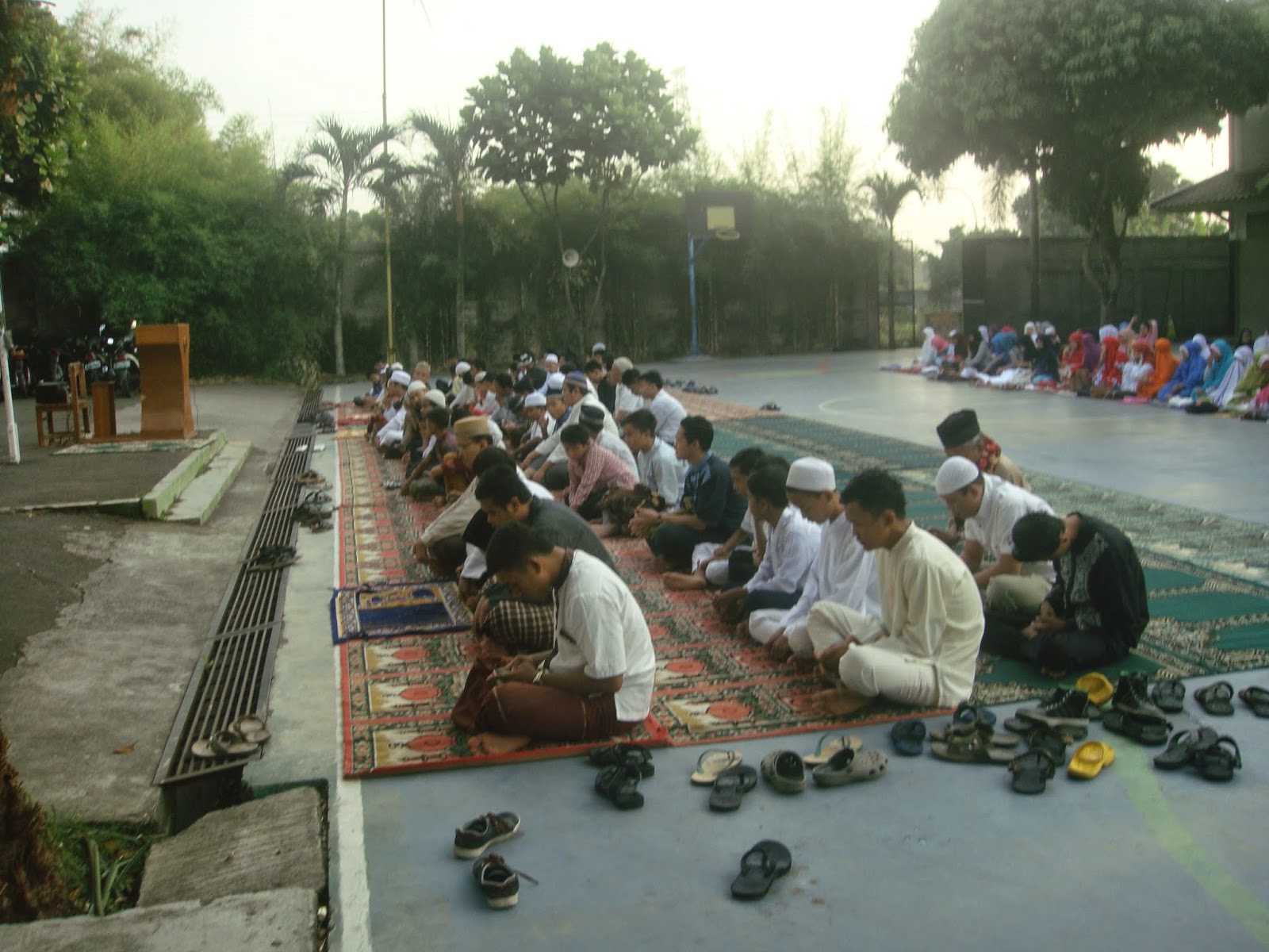 Sholat Idul adha di halaman SMK Izzata Depok