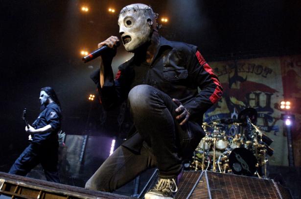 Slipknot: plateia derrubando barricada do Download Festival