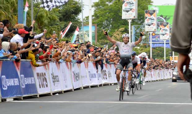 Etape 2 Tour de Indonesia 2019, Jeroen Meijers Geser Angus Lyons