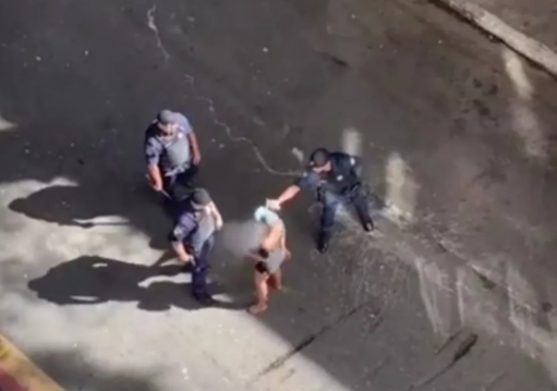 Três guardas municipais são flagrados agredindo mulher com cassetete e spray de pimenta; veja vídeo