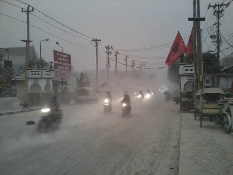 KUMPULAN FOTO LETUSAN GUNUNG KELUD 2014 Gambar Debu Gunung Kelud