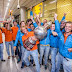 Feestelijk welkom Nuon Solar Team op Schiphol 