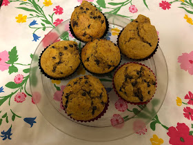 Muffins à la patate douce et aux pépites de chocolat sur un plat dans leurs caissettes en silicone