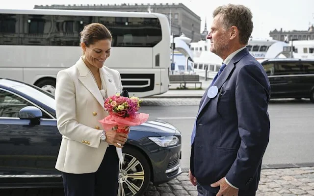 Crown Princess Victoria wore a white cross blazer from The Extreme Collection. Cravingfor Jewellery Baroque pearl earrings