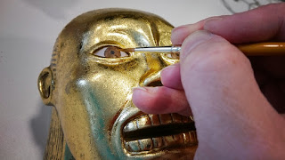 Painting the eyes onto the idol